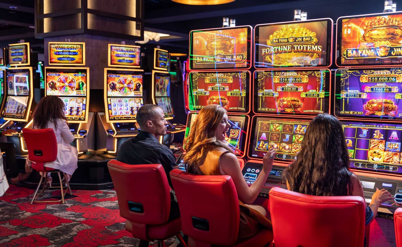 tapwin slot game reels spinning on a Filipino player's mobile phone
